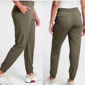 Athleta Brooklyn textured Jogger size 6